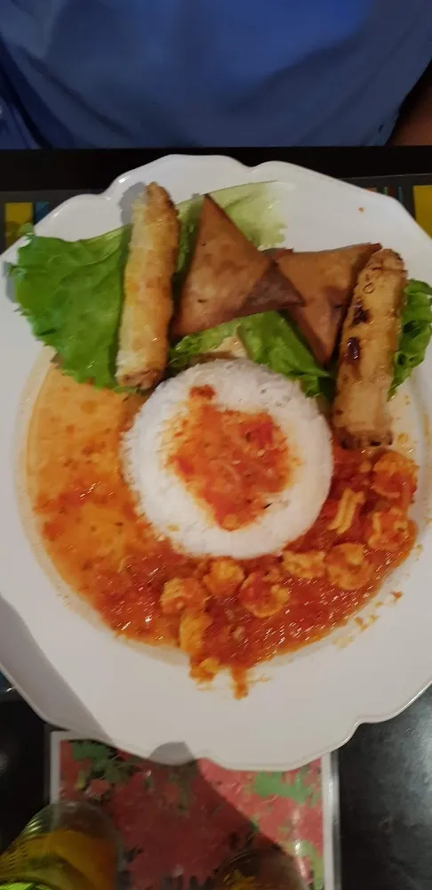 Cari Crevettes Avec Samossas Bœuf Et Nems Légumes